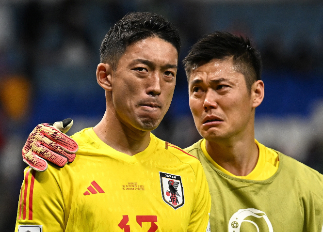 6일 오전(이하 한국시각) 기준 카타르월드컵 8강에 진출한 6팀 중 일본을 제외하면 조 1위팀이다. 사진은 6일 일본과 크로아티아의 카타르월드컵 16강전 직후 8강 진출이 좌절되자 슬퍼하는 가와시마 에이지와 곤다 슈이치. /사진=로이터