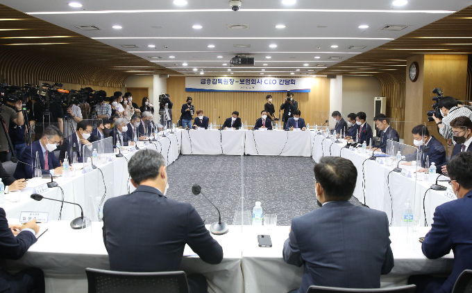 올해도 보험사들과 금융감독원이 실손보험료 인상폭을 두고 줄다리기를 하고 있다. 사진은 지난 6월 열린 금융감독원장과 보험사 CEO 간담회 현장./사진=뉴시스