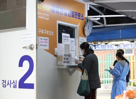 국내 코로나19 유행을 주도한 BA.5의 세력이 약화하고 있다. 지난 7일 서울 중구 서울역광장 임시선별검사소에서 관계자가 신종 코로나바이러스 감염증(코로나19) 검사 안내를 준비하고 있다./사진=뉴스1