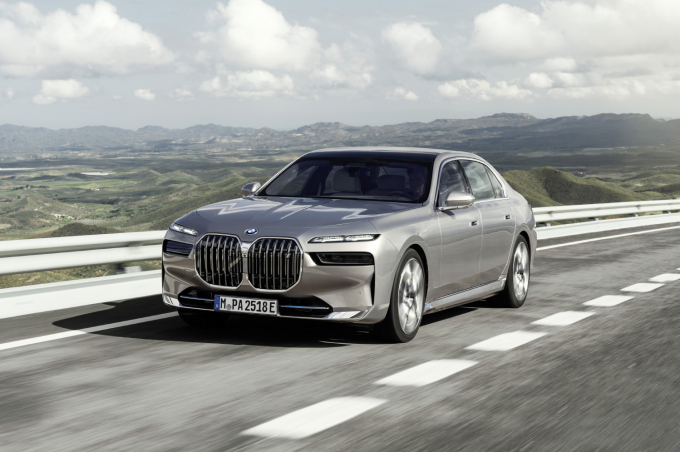 BMW 코리아가 프리미엄 혜택을 강화한 'BMW 엑설런스 클럽'을 제공한다. 사진은 럭셔리 플래그십 세단 뉴 7시리즈. /사진=BMW 코리아