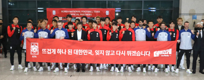 파울루 벤투 감독이 이끄는 한국 축구대표팀 선수단이 카타르월드컵 일정을 마치고 금의환향했다. 사진은 7일 오후 카타르월드컵을 마치고 귀국한 대표팀 선수단. /사진=뉴시스