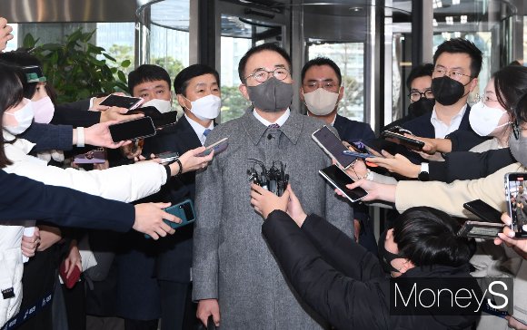조용병 신한금융그룹 회장이 8일 서울 중구 신한은행 본점에서 열린 신한금융 회장후보추천위원회 면접에 참석하기 전 취재진 질문에 답변하고 있다./사진=장동규 기자