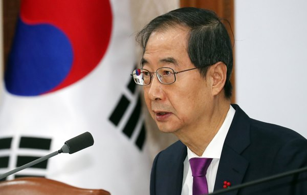 한덕수 국무총리가 8일 제54회 임시 국무회의를 주재해 철강과 석유화학 분야에 대한 업무개시명령을 발동했다. 사진은 이날 정부서울청사에서 해당 국무회의를 주재해 모두발언하는 한 총리. /사진=뉴스1