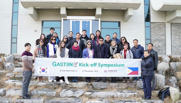 한국유나이티드제약이 내년 1분기 필리핀에 기능성 소화불량 치료제를 출시한다. 사진은 지난 3일 경기도 광주에 있는 유나이티드 히스토리캠퍼스에서 개량신약 가스티인CR(성분명 모사프리드) 심포지엄을 개최한 뒤 기념사진을 찍고 있는 모습이다./사진=한국유나이티드제약