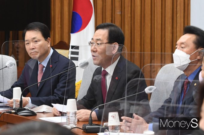 주호영 국민의힘 원내대표가 오는 9일인 정기국회 마감일까지 예산안을 처리하기 위해 예산 감액을 주장하고 있는 더불어민주당에 협조를 촉구했다. 사진은 지난 6일 서울 여의도 국회에서 열린 원내대책회의에서 발언하고 있는 주 원내대표. /사진=장동규 기자