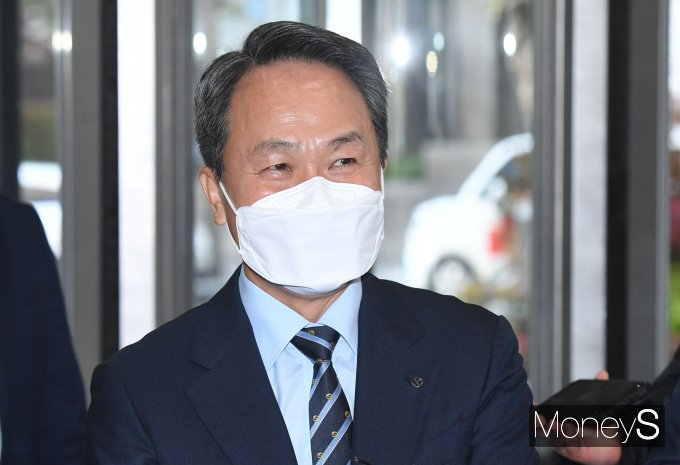  진옥동 신한은행장이 8일 오전 서울 중구 신한은행 본점에서 열린 신한금융그룹 회장후보추천위원회 면접에 참석하기 전 취재진 질문에 답하고 있다./사진=장동규 기자