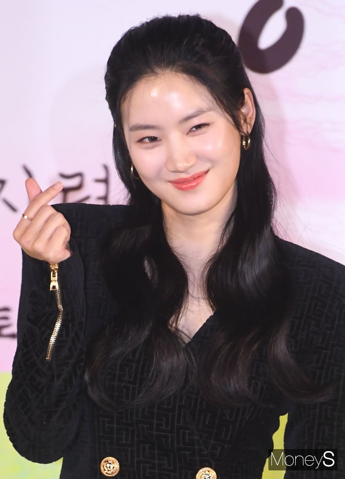 [머니S포토] 박주현 '상큼 하트 발사~'