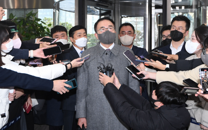 조용병 신한금융그룹 회장이 8일 서울 중구 신한은행 본점에서 열린 신한금융 회장후보추천위원회(회추위) 면접에 참석하기 전 취재진 질문에 답변하고 있다./사진=장동규 기자
