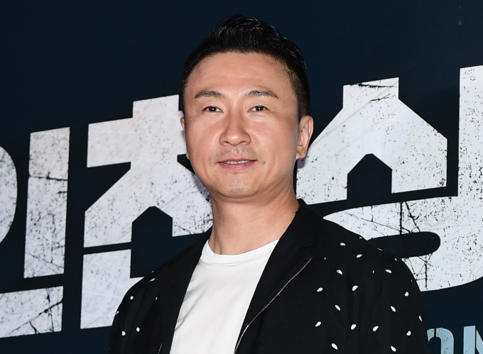 가수 주영훈이 갑질 논란으로 관심을 받고 있는 신한대학교 교수직에서 사임한 것으로 알려져 그 배경에 관심이 모아진다. 사진은 지난 2016년 7월 서울 영등포CGV에서 열린 '인천상륙작전' VIP 시사회에 참석한 작곡가 주영훈. /사진=뉴스1