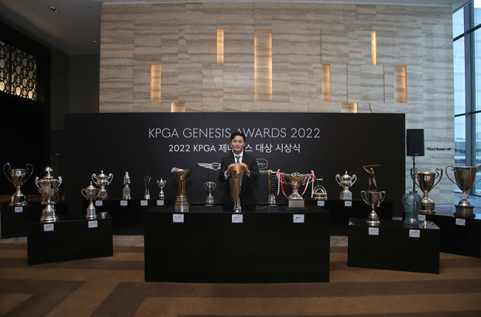 2022 코리안투어 시상식에서 3관왕에 오른 김영수. /사진= KPGA