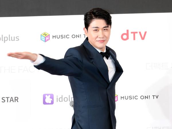 가수 영탁이 콘서트 스태프 전원에게 감사의 마음을 담아 순금 카드를 선물했다. 사진은 지난 10월8일 서울 방이동 올림픽공원 체조경기장에서 진행된 '2022 더팩트 뮤직 어워즈' 레드카펫 행사에서 포즈를 취한 영탁. /사진=뉴스1