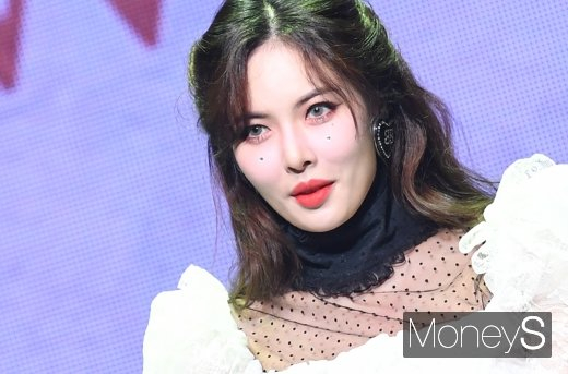 가수 현아가 박재범이 이끄는 소속사 모어비전과 만남을 가졌다. 사진은 지난 2019년 11월 서울 용산구 한남동 블루스퀘어 아이마켓홀에서 열린 새 디지털 싱글 '플라워 샤워'(FLOWER SHOWER) 쇼케이스 무대에 오른 가수 현아. /사진=장동규 기자