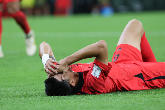 매경기 약 10~12㎞를 뛰는 축구선수는 발목 인대 손상, 종아리 근육 파열, 족저근막염 등의 족부질환을 겪을 위험이 크다. 24일 카타르 알라이얀 에듀케이션 시티 스타디움에서 열린 2022 카타르 월드컵 조별리그 H조 1차전 대한민국과 우루과이의 경기 도중 김민재 선수(나폴리 소속)가 잔디에 미끄러져 넘어지며 통증을 호소하고 있다. /사진=뉴스1