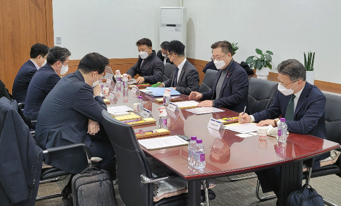 박일준 산업통상자원부 2차관이 9일 오전 서울 여의도 한전남서울본부 회의실에서 '한전법 개정안 부결관련 긴급 점검회의'를 주재하고 있다. /사진=뉴스1(산업통상자원부 제공)