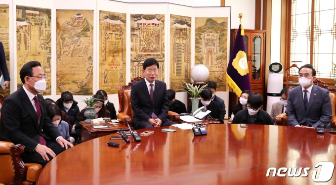 김진표 국회의장(가운데)과 주호영 국민의힘 원내대표(왼쪽), 박홍근 더불어민주당 원내대표가 8일 오전 서울 여의도 국회에서 국회의장 주재로 열린 여야 원내대표 회동에서 대화하고 있다. 2022.12.8/뉴스1 ⓒ News1 구윤성 기자