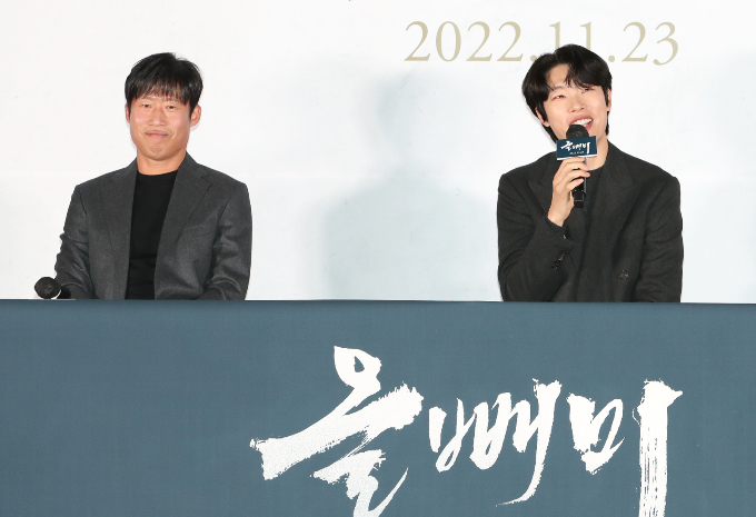 영화 '올빼미'(감독 안태진)가 17일 연속 박스오피스 1위에 올랐다.사진은 지난 10일 오전 서울 용산 CGV에서 진행된 영화 ‘올빼미’(감독 안태진) 언론시사회에 참석한 배우 유해진과 류준열(오른쪽). /사진=뉴스1