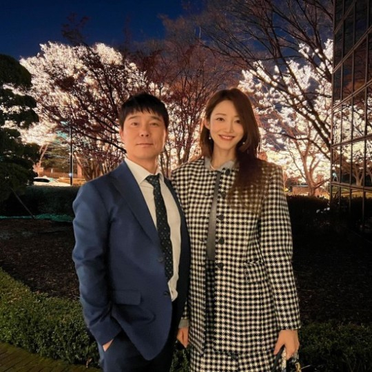 임창정♥서하얀, '6cm 키 차이' 극복한 부부샷… 연말 분위기 '물씬'