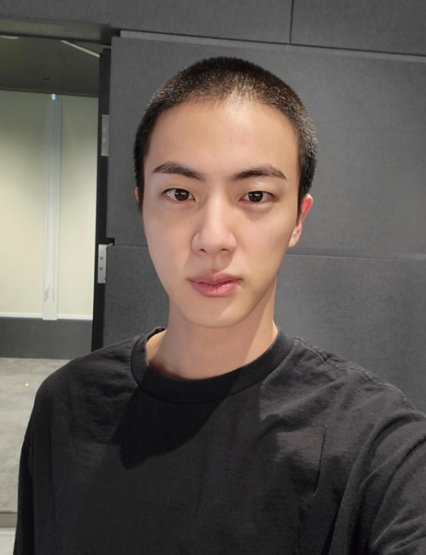 그룹 방탄소년단(BTS) 멤버 진이 머리카락을 짧게 깎은 모습을 공유했다. /사진=공식 팬 커뮤니티 위버스
