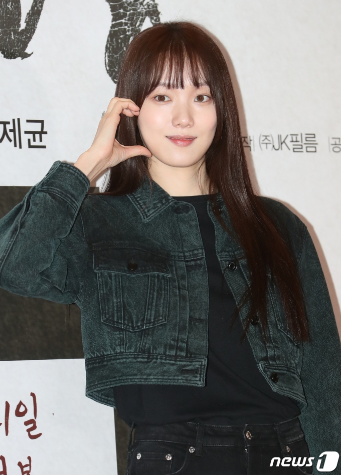 [사진] 이성경, 바비 인형의 상큼 볼 하트