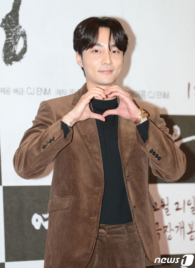 [사진] 로이킴, 오랜만에 영화관 나들이…조금 야윈 얼굴