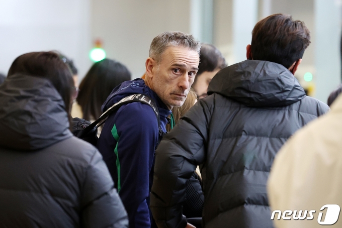 [사진] 계약 종료, 출국하는 벤투 감독