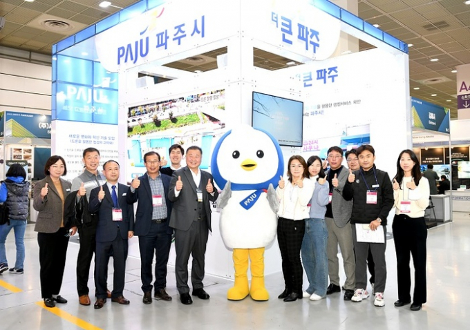 옥외광고 산업전에 참가한 김경일 파주시장. / 사진제공=파주시