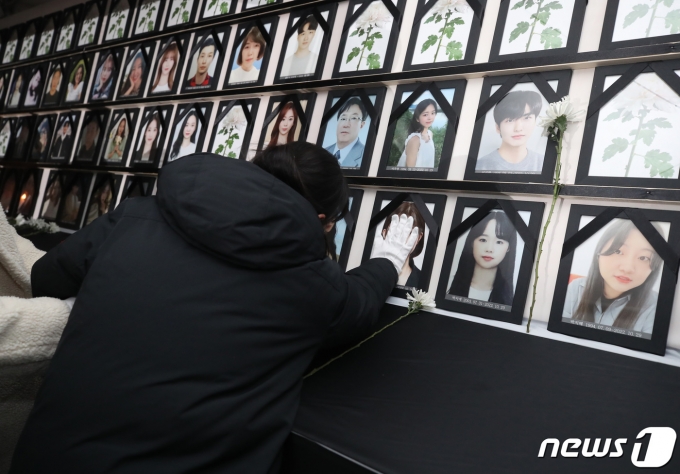 14일 서울 용산구 녹사평역 인근 이태원광장에 마련된 10·29 이태원 참사 시민분향소에서 유가족이 영정사진을 보며 오열하고 있다. 2022.12.14/뉴스1 ⓒ News1 김민지 기자