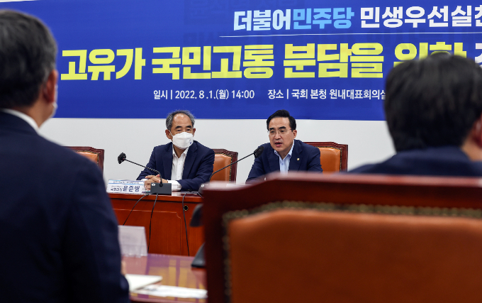 정유업계가 올해 정치권을 중심으로 제기된 횡재세 도입 주장에 곤혹을 겪었다. 사진은 지난 8월1일 고유가 국민고통 분담을 위한 정유업계 간담회를 연 더불어민주당 민생우선실천단. /사진=공동취재