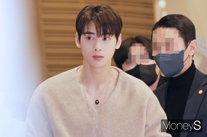 [머니S포토] 차은우, 그림같은 등장에 백화점 '들썩들썩'