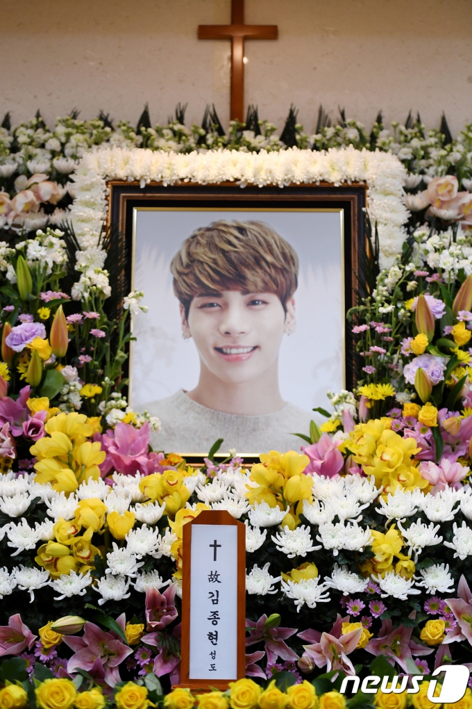 19일 오후 그룹 샤이니 종현(본명 김종현, 향년 27세)의 빈소가 서울 풍납동 아산병원 장례식장 20호실에 마련됐다. 한편 종현은 지난 18일 서울 청담동의 한 레지던스에서 쓰러진 채 발견, 인근 대학병원으로 이송됐지만 사망 판정을 받았다. 발인은 오는 21일 9시, 장지는 미정이다.(사진=사진공동취재단) 2017.12.19/뉴스1 ⓒ News1 임세영 기자