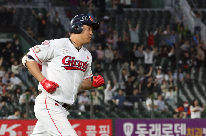 전 프로야구 선수 채태인이 한 예능 프로그램에 출전해 프로야구 선수들이 내는 세금이 과하다고 지적했다. 사진은 채태인의 롯데 시절 경기 모습. /사진= 뉴스1