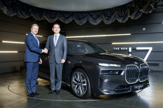 BMW 그룹 코리아가 삼성에 BMW 뉴 i7 10대를 전달했다. 왼쪽부터 올리버 집세 BMW 그룹 회장, 이재용 삼성전자 회장 /사진제공=BMW코리아