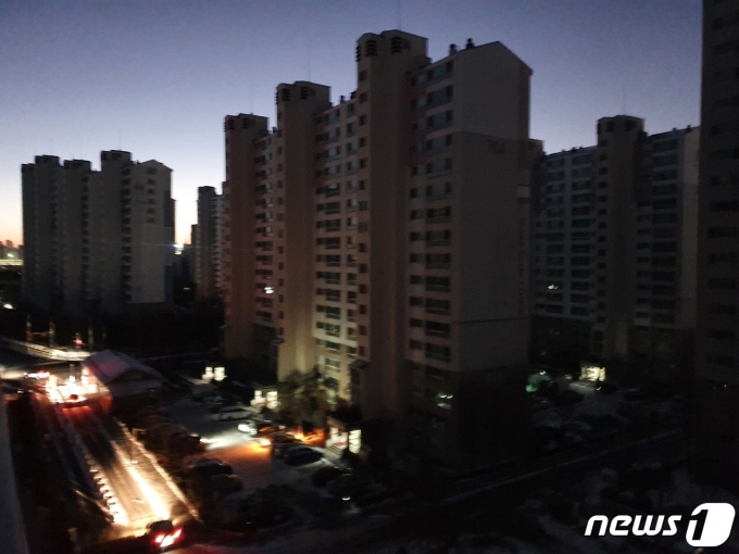 정전된 아파트 (사진은 기사내용과 무관) 2021.1.8/뉴스1 ⓒ News1 정진욱 기자