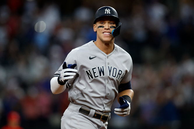 미국 메이저리그(MLB) 애런 저지의 단일시즌 62호 홈런볼이 경매에서 150만달러(약19억6500만원)에 낙찰됐다. 사진은 지난 10월5일 미국 텍사스주 알링턴 글로브 라이프필드에서 열린 MLB 정규리그 경기에서 단일시즌 62홈런을 때려내고 주루하는 저지. /사진=로이터