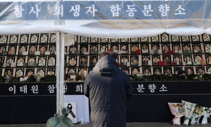 경찰청 특수본이 이태원 참사 관련 행정안전부에 대한 1차 수사를 마무리하고 향후 분석을 통해 윗선 수사 여부를 결정한다. 사진은 지난 18일 서울 용산구 이태원광장에 마련된 시민분향소. /사진=뉴스1