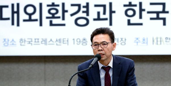 감사원이 문재인 정부의 '국가통계 조작 의혹'과 관련해 홍장표 전 경제수석과 황덕순 전 일자리수석을 조사할 것으로 예상된다. 사진은 지난 2019년 8월27일 서울 중구 태평로 한국프레스센터에서 열린 '급변하는 대외환경과 한국경제의 대응방안' 한국경제학회-소득주도성장특별위원회 공동토론회에서 인사말을 하는 홍 전 수석. /사진=뉴스1