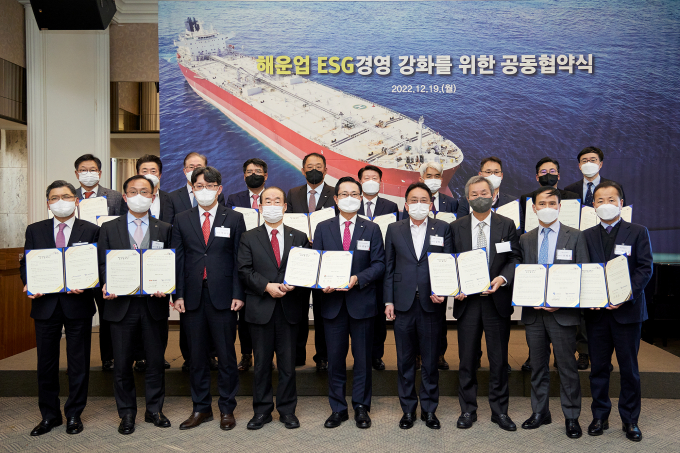 12월19일 한국프레스센터 20층에서 열린 해운업 ESG경영 강화를 위한 업무협약식에서 김희곤 국회의원(앞줄 오른쪽에서 네번째), 권남주 캠코 사장(앞줄 왼쪽에서 다섯번째), 정태순 한국해운협회장(앞줄 왼쪽에서 네번째) 등 관계자들과 기념촬영을 하고 있다./사진=캠코