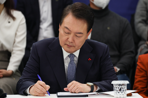 윤석열 대통령이 내년도 예산안 협상이 길어지는 데 "국민들께 송구하다"고 고개를 숙였다. 사진은 지난 15일 청와대 영빈관에서 열린 제1차 국정과제 점검회의를 주재하는 윤 대통령. /사진=대통령실 제공