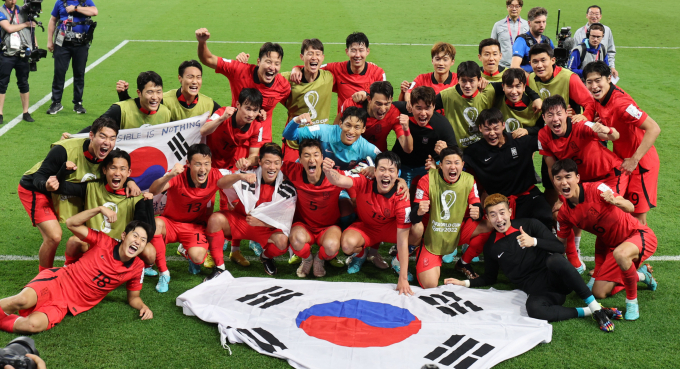 한국이 카타르월드컵 최종순위 16위를 기록했다. 카타르월드컵 조별리그 H조 3차전에서 포르투갈을 물리치고 16강 진출을 확정 지은 한국 선수들. /사진= 뉴스1