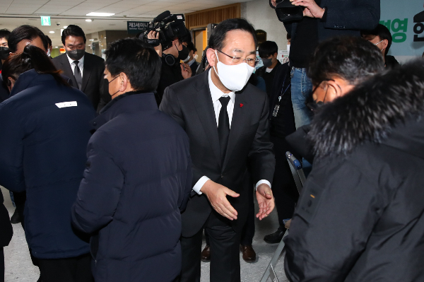 주호영 국민의힘 원내대표가 20일 이태원 핼러윈 참사 유가족과 만나 "진작에 이런 자리를 마련했어야 하는데 늦어서 죄송하다"고 사과했다. 사진은 이날 서울 여의도 국회 의원회관에서 열린 10.29 이태원 참사 희생자 유가족협의회 간담회에 앞서 유가족들과 인사하는 주 원내대표(오른쪽에서 두번째). /사진=뉴스1