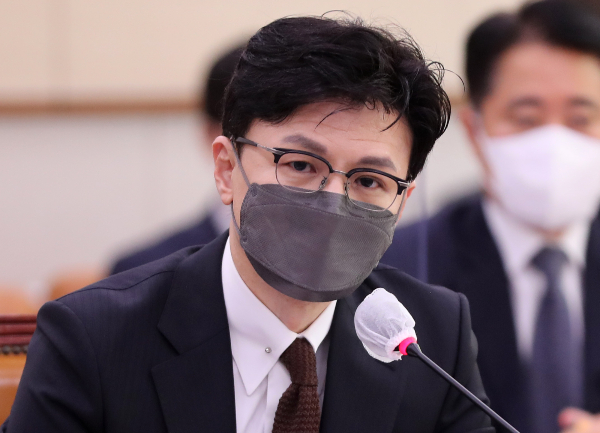내년 3월 초로 개최될 국민의힘 전당대회에서 뚜렷한 강자가 등장하지 않자 현직 장관을 향한 차출설이 제기되고 있다. 사진은 지난 7일 서울 여의도 국회에서 열린 법제사법위원회 전체회의에 출석해 의원들의 질의에 답변하는 한동훈 법무부 장관. /사진=뉴스1