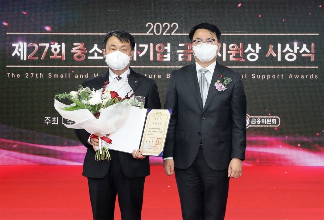 하나은행은 지난 20일  중소벤처기업부가 주최하는 제27회 중소벤처기업 금융지원상 시상식에서 단체부문 '대통령 표창'을 수상했다. 성영수 하나은행 CIB그룹 부행장(사진 왼쪽), 조주현 중소벤처기업부 차관(사진 왼쪽에서 두번째)이 기념촬영을 하고 있다. /사진=하나은행 제공