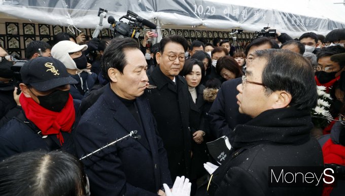 [머니S포토] 이태원 참사 유가족들과 대화하는 우상호 위원장