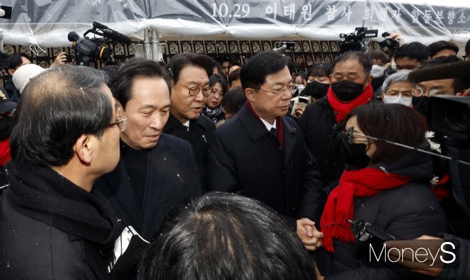 [머니S포토] 이태원 참사 유가족들과 대화하는 우상호 위원장
