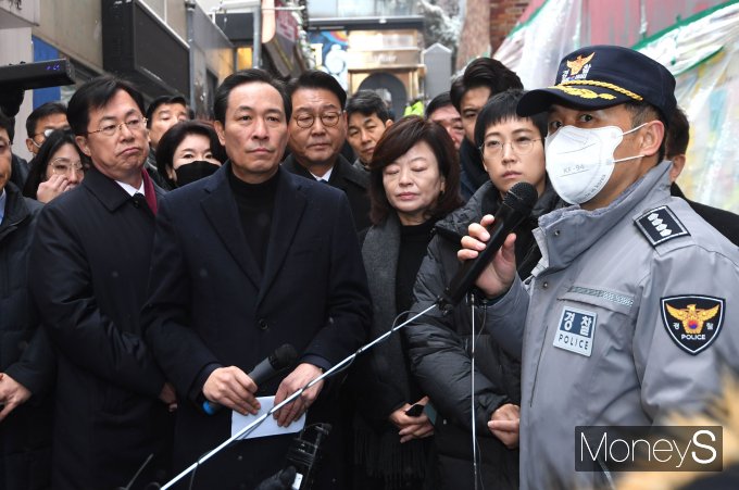 [머니S포토] 임현규 용산경찰서장의 브리핑 듣는 여야 국조특위