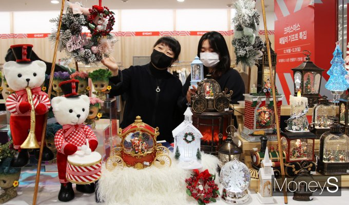광주신세계는 크라스마스와 연말연시를 맞아 지하1층 행사장과 스페셜 스테이지에서 '크리스마스 패밀리 기프트 기획전'을 오는 25일까지 진행한다/사진=광주신세계 제공.