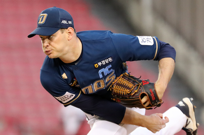 드류 루친스키가 미국 메이저리그(MLB)로 복귀한다. 사진은 지난 4월26일 서울 송파구 잠실야구장에서 열린 KBO리그 정규경기에서 역투하는 루친스키. /사진=뉴시스
