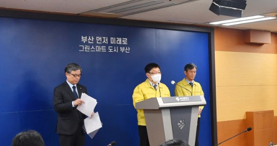 부산시와 부산시의사회가 공동으로 동절기 코로나19 추가 접종을 권고하는 기자회견을 21일 열고, 기저질환자, 60대 이상 등 고위험군 및 대 시민 추가접종을 적극 권고했다./사진=부산시