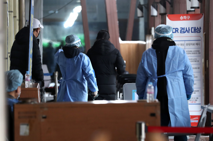 그동안 국내 유행을 주도했던 오미크론 하위 변이 바이러스 BA.5의 세력이 약해지는 반면 새 변이인 BN.1의 검출률이 20%를 넘어섰다. 21일 오전 서울 송파구코로나19 선별진료소에서 의료진이 검체를 채취하고 있다./사진=뉴스1
