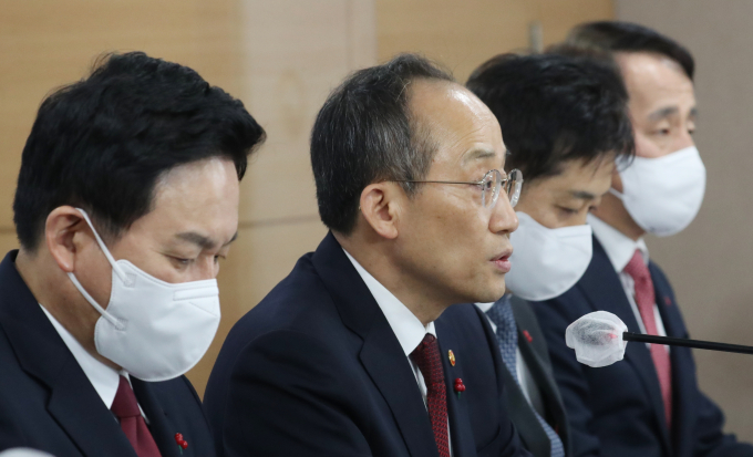 정부가 한국판 보스턴 바이오클러스터 조성에 나선다. 2023년부터 2025년까지 장비와 시설 등 조성 공사를 마치고 2026년부터 본격적인 입주기업을 모집할 계획이다.추경호 경제부총리 겸 기획재정부 장관과 관계부처 장·차관들이 21일 서울 종로구 세종대로 정부서울청사에서 2023년 경제정책방향 합동 발표를 하고 있다./사진=뉴스1